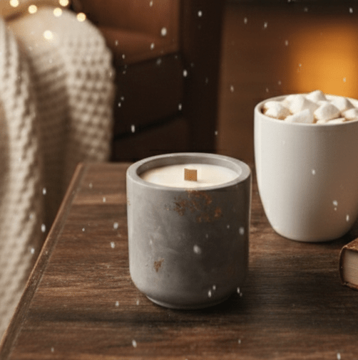 TRISKIT Duftkerze im modernen Betonbecher auf Holztisch, mit heißer Schokolade und Winterstimmung