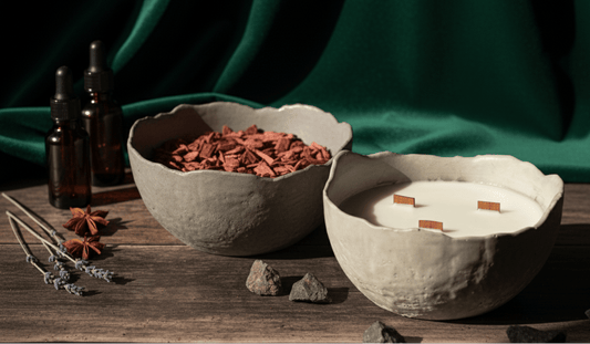 Handgefertigte Aroma-Kerze in Keramikschale von TRISKIT, mit Duftölen und Gewürzen dekoriert