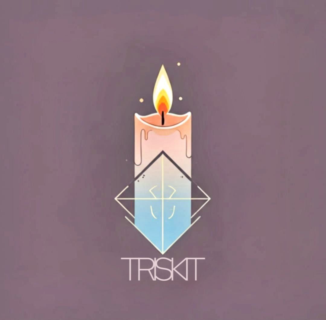 Illustration einer brennenden Duftkerze mit geometrischem Design und TRISKIT Logo auf violettem Hintergrund.